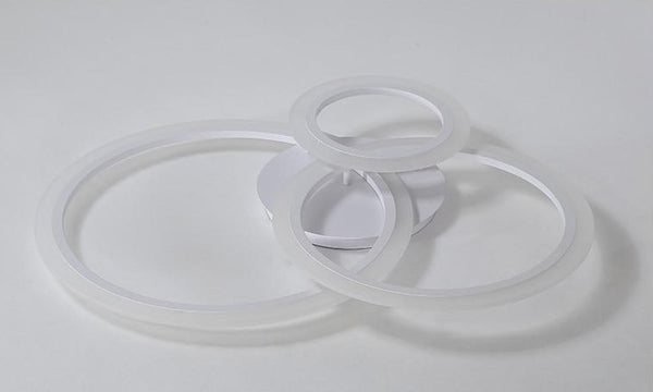 Luci della Scandinavia - Olympia - Moderna plafoniera a LED bianca semplice. Si adatta alla maggior parte delle stanze e crea un'atmosfera armoniosa con la possibilità di cambiare le funzioni di illuminazione tramite telecomando. Corpo e telaio in alluminio, coperture LED in acrilico. Applicazione: soggiorno, camera da letto, ingresso, atrio, corridoio, corridoio, balcone ecc. Olympia è disponibile in 3 diverse dimensioni: Cerchio singolo - D40 cm, 5-8 m² Due cerchi - D30 cm x D50 cm, 8-12 m² Tre cerchi - D20 cm x D30 cm x D40 cm, 12-18 m² D30 cm x D40 cm x D50 cm, 18-22 m² D40 cm x D50 cm x D60 cm Altezza: 12 cm