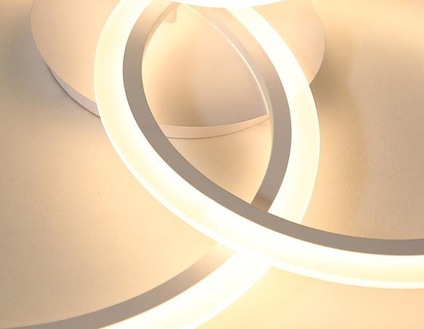 Luci della Scandinavia - Olympia - Moderna plafoniera a LED bianca semplice. Si adatta alla maggior parte delle stanze e crea un'atmosfera armoniosa con la possibilità di cambiare le funzioni di illuminazione tramite telecomando. Corpo e telaio in alluminio, coperture LED in acrilico. Applicazione: soggiorno, camera da letto, ingresso, atrio, corridoio, corridoio, balcone ecc. Olympia è disponibile in 3 diverse dimensioni: Cerchio singolo - D40 cm, 5-8 m² Due cerchi - D30 cm x D50 cm, 8-12 m² Tre cerchi - D20 cm x D30 cm x D40 cm, 12-18 m² D30 cm x D40 cm x D50 cm, 18-22 m² D40 cm x D50 cm x D60 cm Altezza: 12 cm