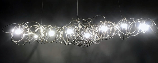 Luci della Scandinavia - Gomitolo di Lana - Splendido lampadario in stile art déco. Struttura in alluminio curvato disponibile in 4 varianti di colore, dotata di diverse sorgenti luminose E17. Questo lampadario valorizzerà al meglio il vostro soggiorno, aggiungerà stile a una sala conferenze o sarà il perfetto rompighiaccio per un ricevimento. Ogni Gomitolo di Lana è fatto a mano, quindi potrebbero esserci lievi differenze tra le foto e il prodotto finito.