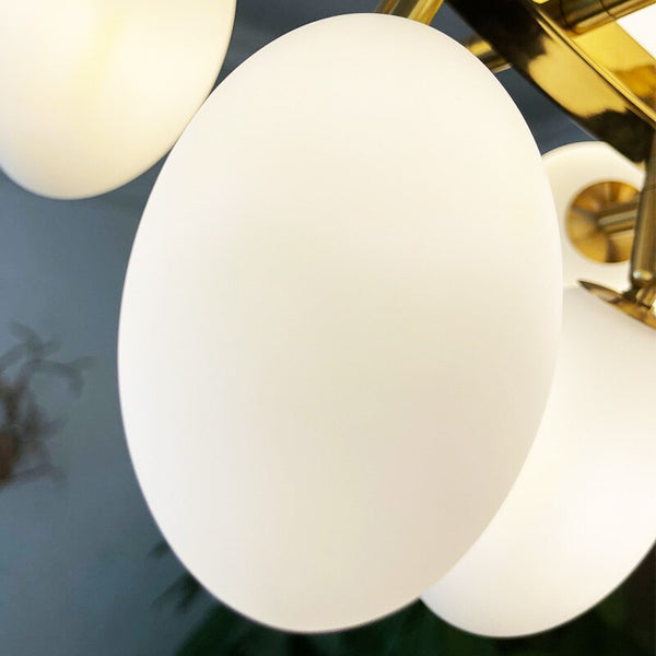 Luminate Living - Zygote Lampadario a grappolo in vetro bianco di alta qualità. Design di ispirazione organica abbinato a materiali di lusso. Perfetto per sale da pranzo, zone giorno, ingressi, aree di hotel, ristoranti, ecc. Grappoli in vetro bianco con struttura di base in oro francese o rame grezzo.